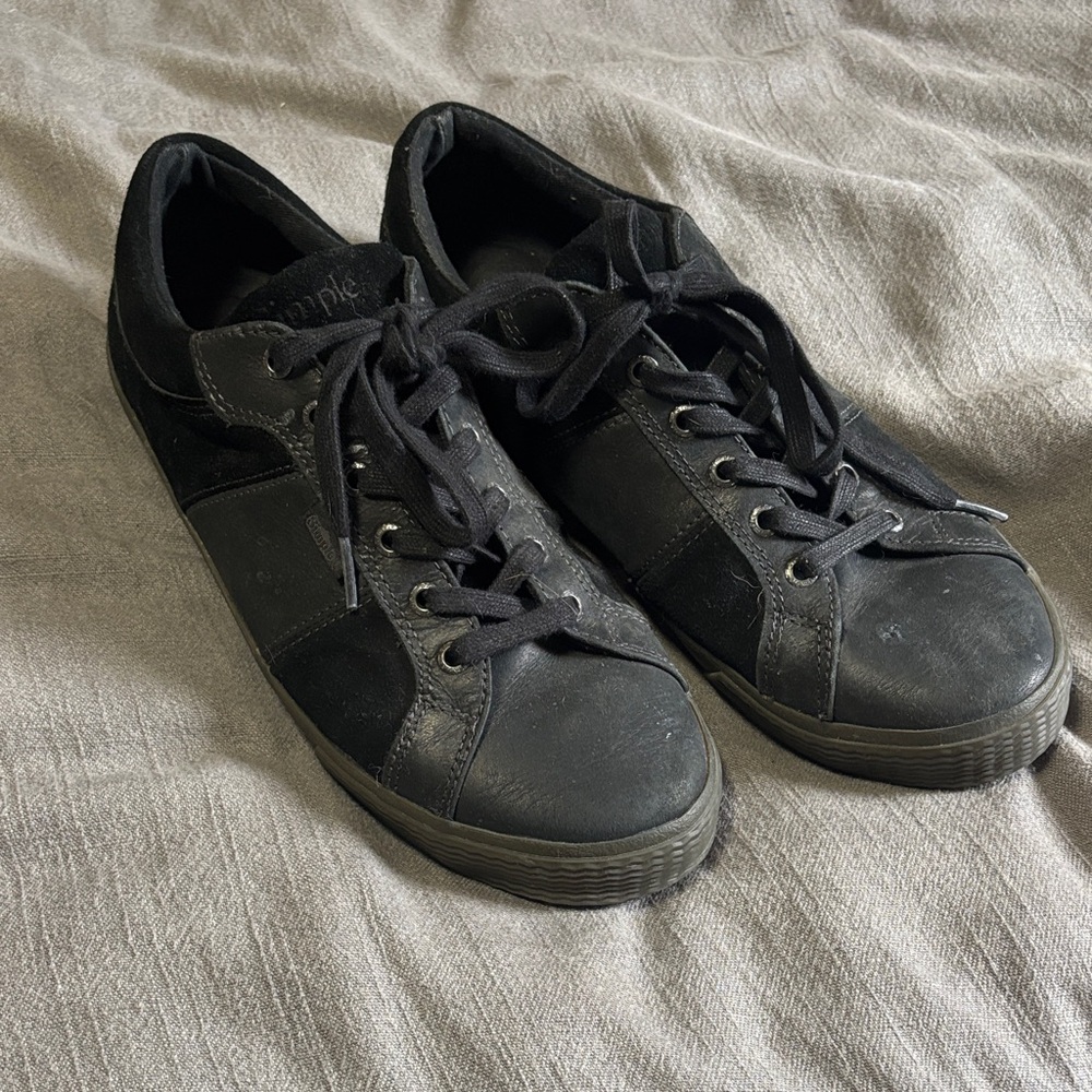 Simple Black Men’s Casual Lace-Up Sneakers